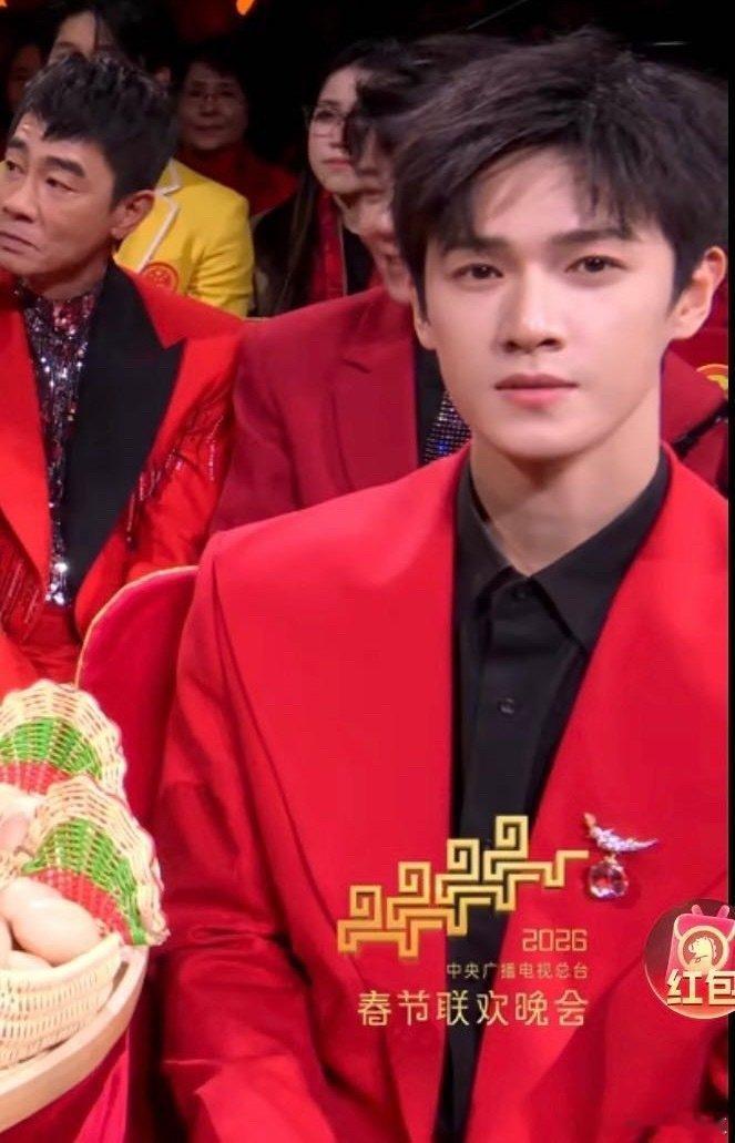 李昀锐扛住了春晚镜头1分钟李昀锐春晚神图有了 被李昀锐春晚镜头焊死视线！红西装儒