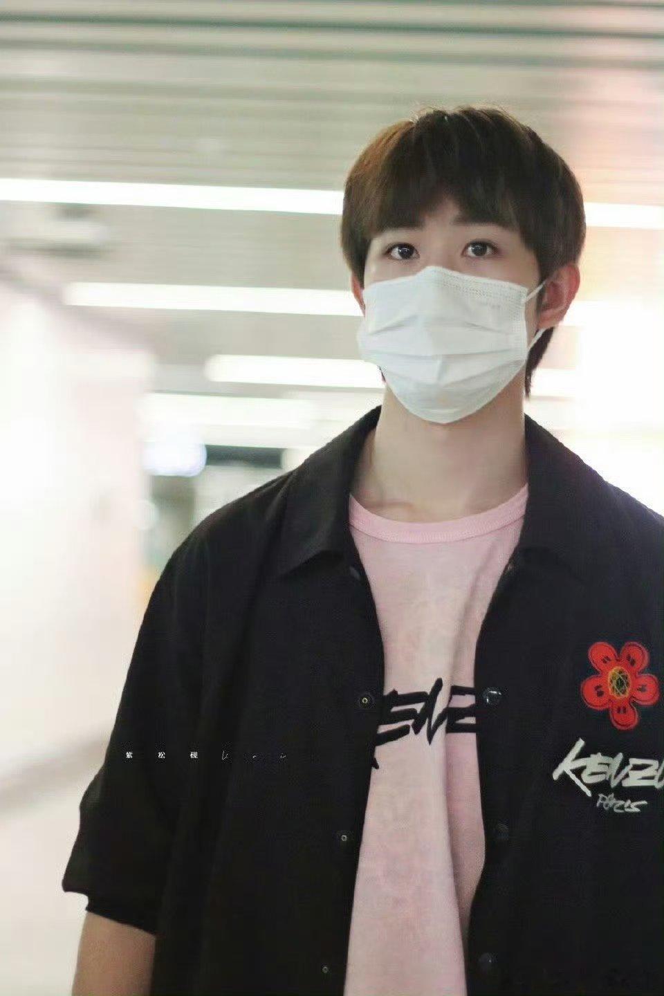 田嘉瑞机场出发巴黎男装周 ​​​