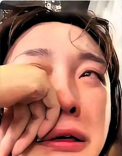 河南一29岁女孩无偿捐献骨髓，救了一名17岁白血病男孩。没想到，男孩康复后见到她