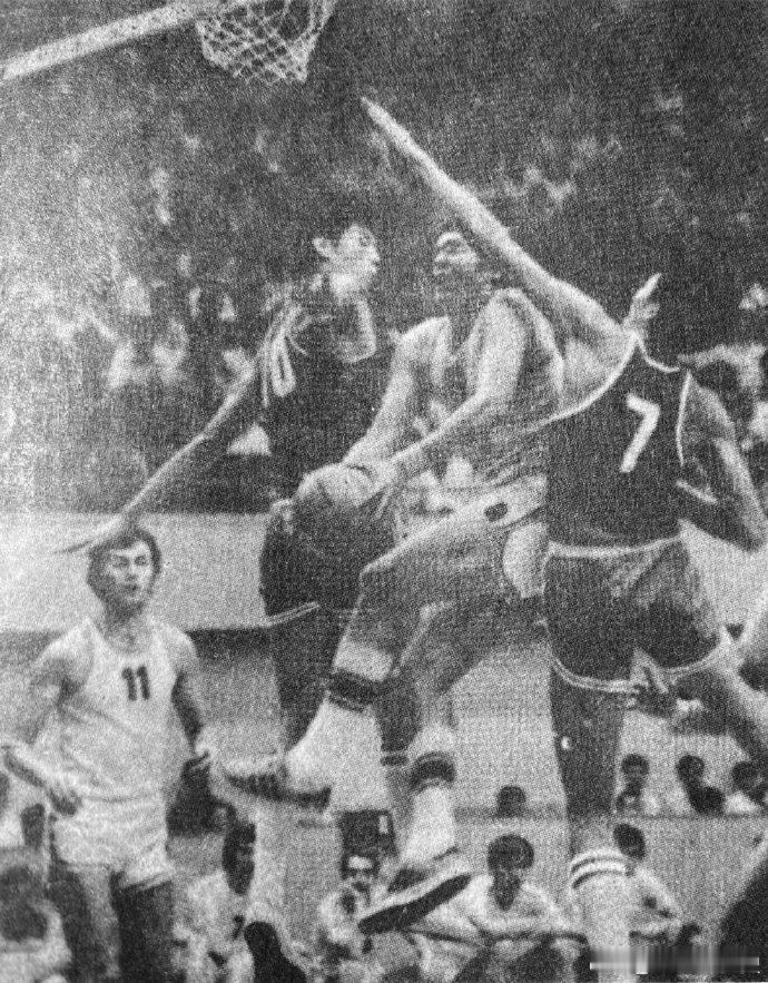 1978年8月20日—9月4日，日本钢管男篮访问我国。这支拥有名将北原宪彦的球队