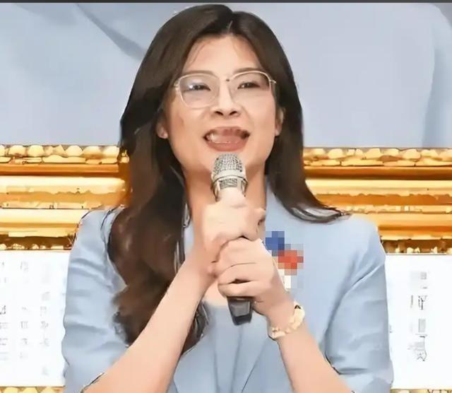 要让郑丽文被迫下台、辞去党主席另组新党？这是不可能的，没有人能够逼她辞职！郑丽文