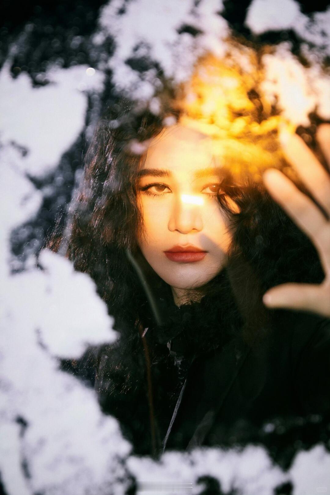 天呐！尚雯婕这造型简直是从吸血鬼电影里穿越而来的！暗黑氛围感直接溢出屏幕，又美又