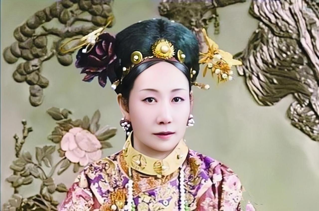 年轻时的慈禧太后端庄秀美，难怪能成为最受咸丰皇帝宠爱的妃子。
慈禧太后出身于一个