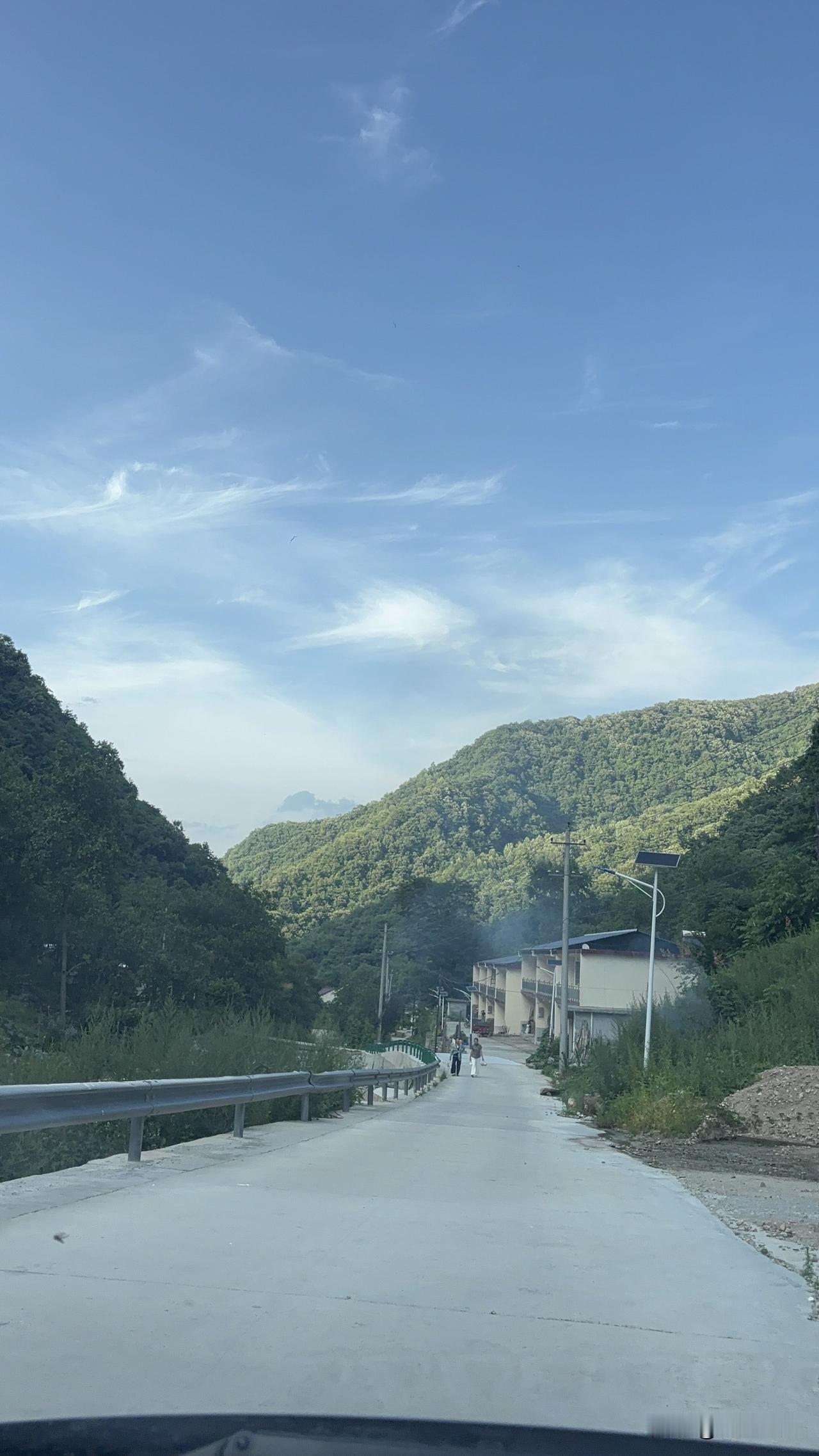 蓝田辋川西采峪安基这里随拍，这个地方离县城很远，周末来这里的游客也很少，这里山青