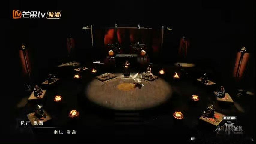 #剑魂舞台打戏#《剑魂》舞台国风感拉满了！击鼓、舞剑、水袖舞……十面埋伏的场景设