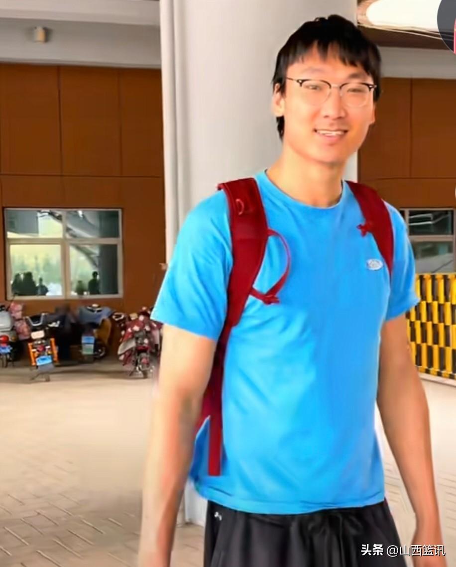 淡厚然今晚不会出场！不是过了体测了吗？是的，通过体测了。倒个时差还是必须的吧，总