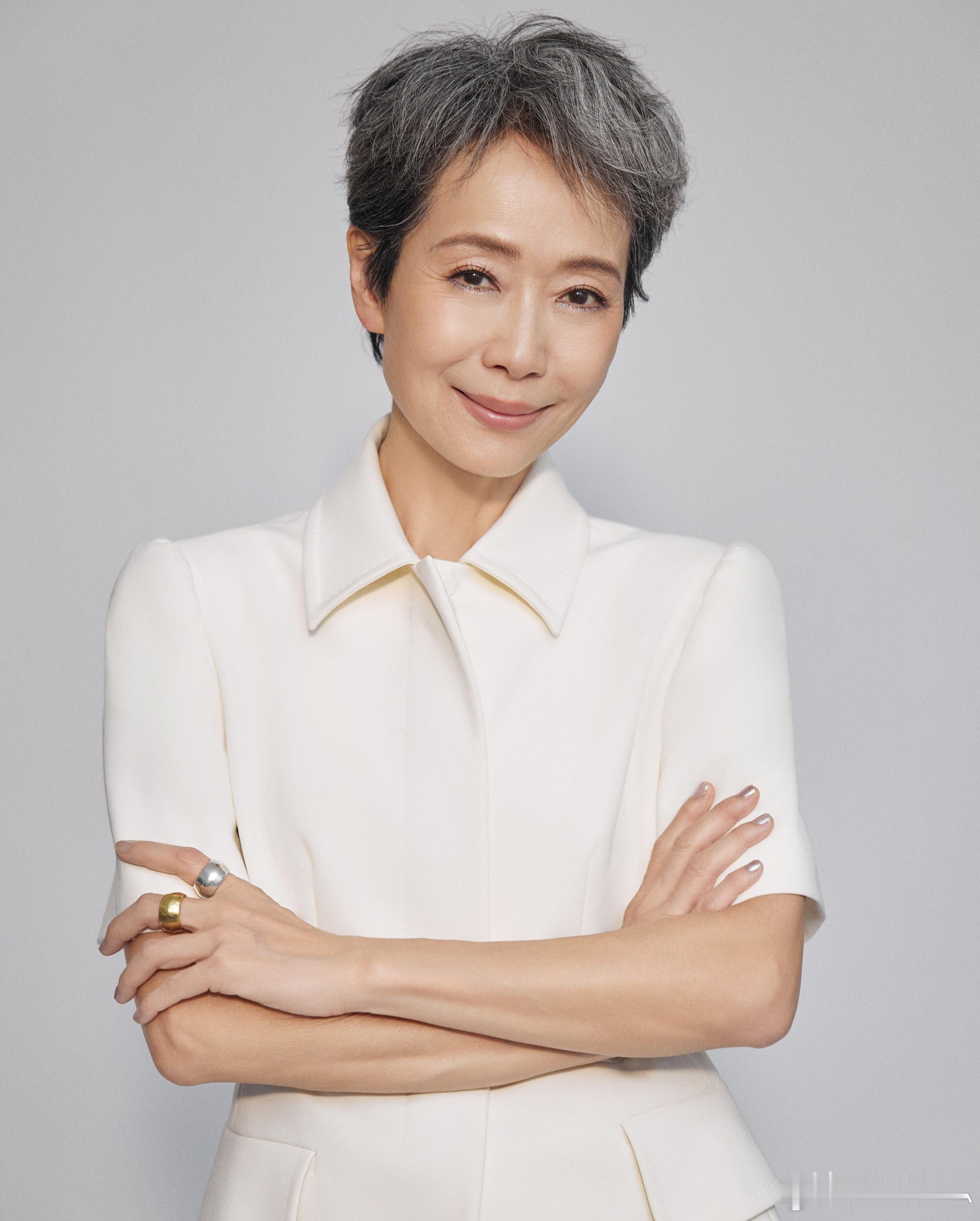 在《一路繁花》里，叶童说:“养孩子其实也没有那么难。”刘嘉玲立刻就问:“那你为什