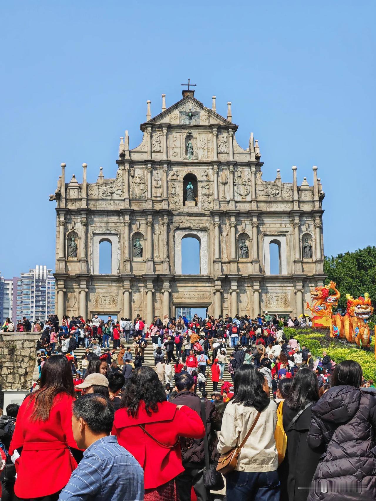 2月10日，农历龙年大年初一，澳门街头人山人海，到处都被游客挤的水泄不通，好久没