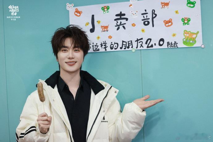 陆虎做烤肠和粉丝换物料 陆虎对烤肠绝对是真爱了，从节目里吃到节目外，现在直接发展