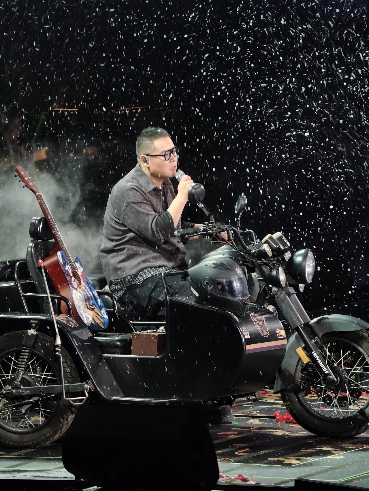 岳云鹏《非要唱》南京演唱会全程欢乐爆棚，笑翻全场
 
6月20日岳云鹏“非要唱”