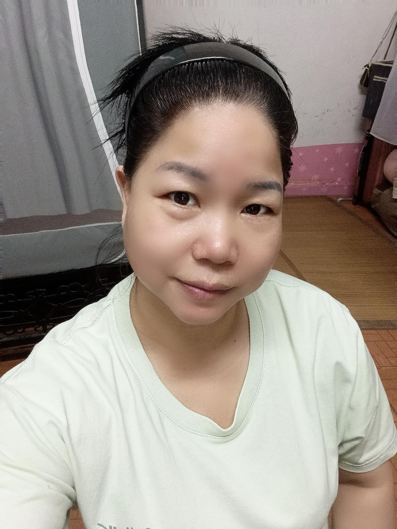 女人千万不要熬夜，这几天没有睡好，眼袋都出来了。所以说女人不管多累，都不要熬夜。