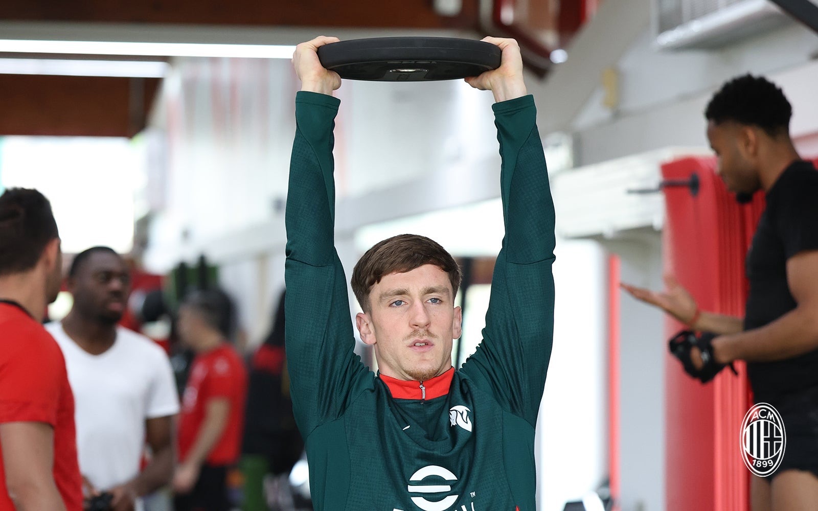 【训练组图】 🔴⚫️ 今日以健身房训练为主。💪🏻sempremilanfo