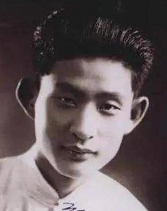 1937年，南开大学校长张伯苓的儿子，驾机血洒长空。张伯苓收到噩耗，又哭又笑，拍