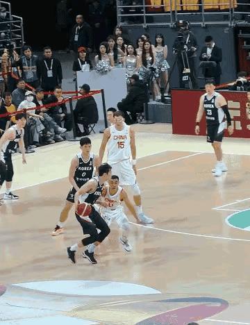 篮球迷们，不要因为高诗岩最后的空蓝没进，而耿耿于怀，说三道四了。你们看看短视频就