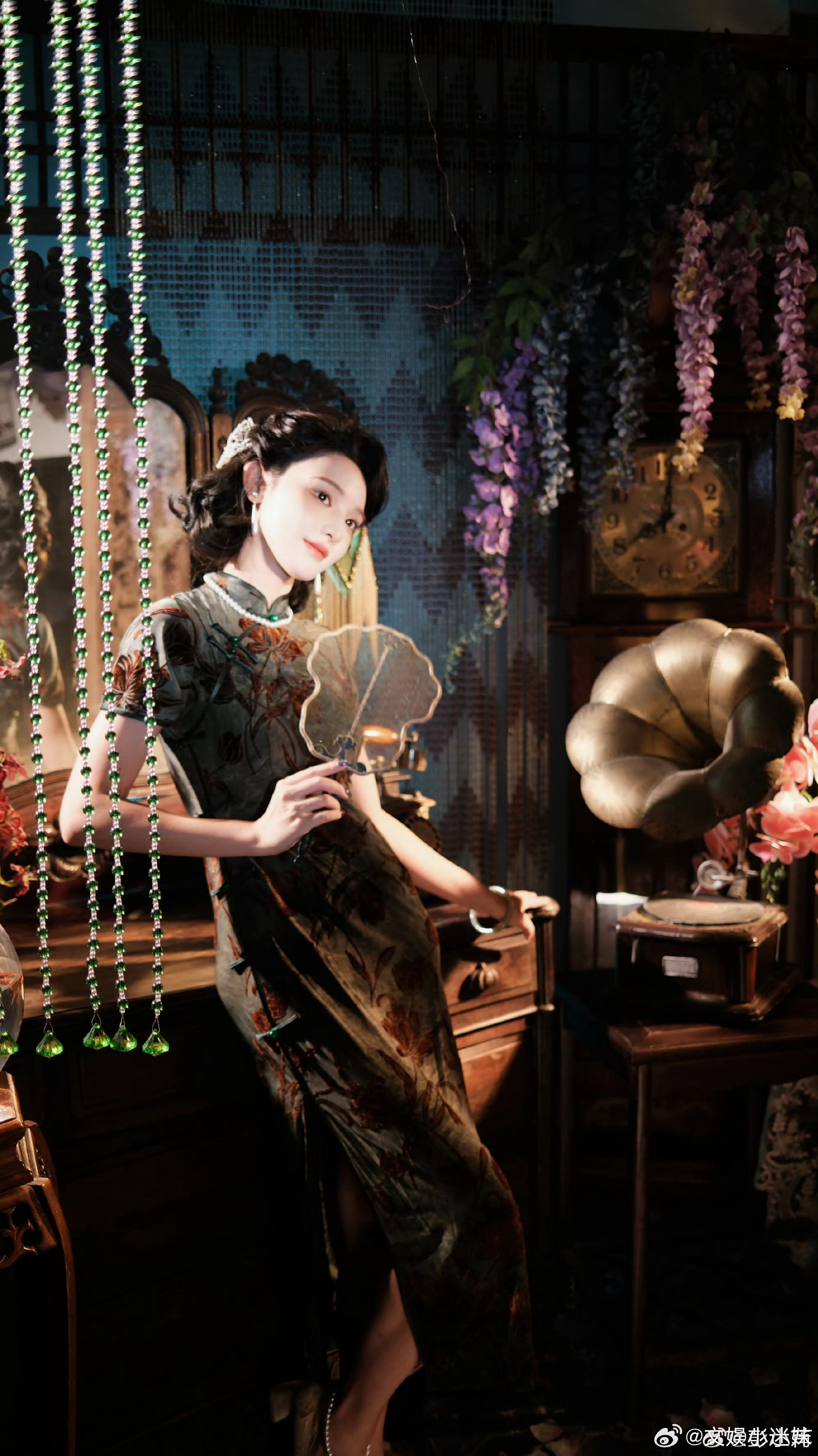 彭小苒旗袍身材 不是旗袍挑人，是她把旗袍穿活了！流畅线条衬得身姿挺拔，举手投足间