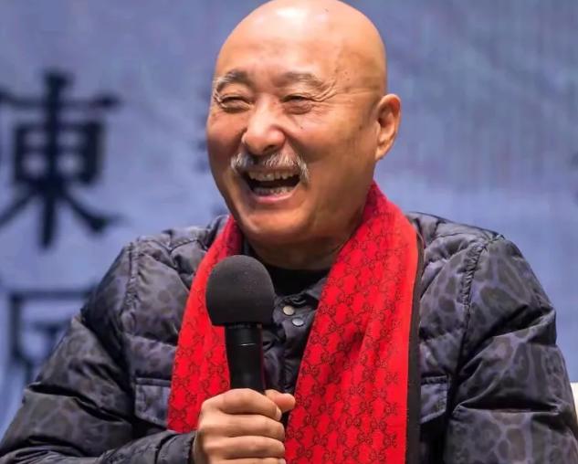 舞台上，杨澜问陈佩斯：您后悔从央视离开吗？没想到，陈佩斯却说：一点都不后悔，央视
