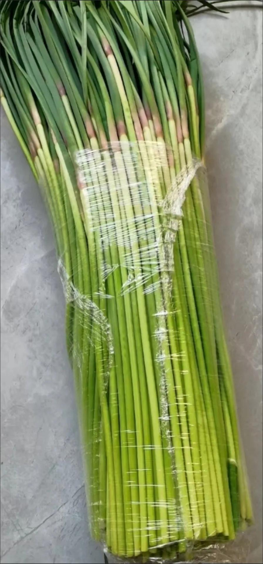 新鲜没得说，配点瘦肉、木耳，再来点辣椒更美了！
2025年的第一批蒜苔下市了，爱
