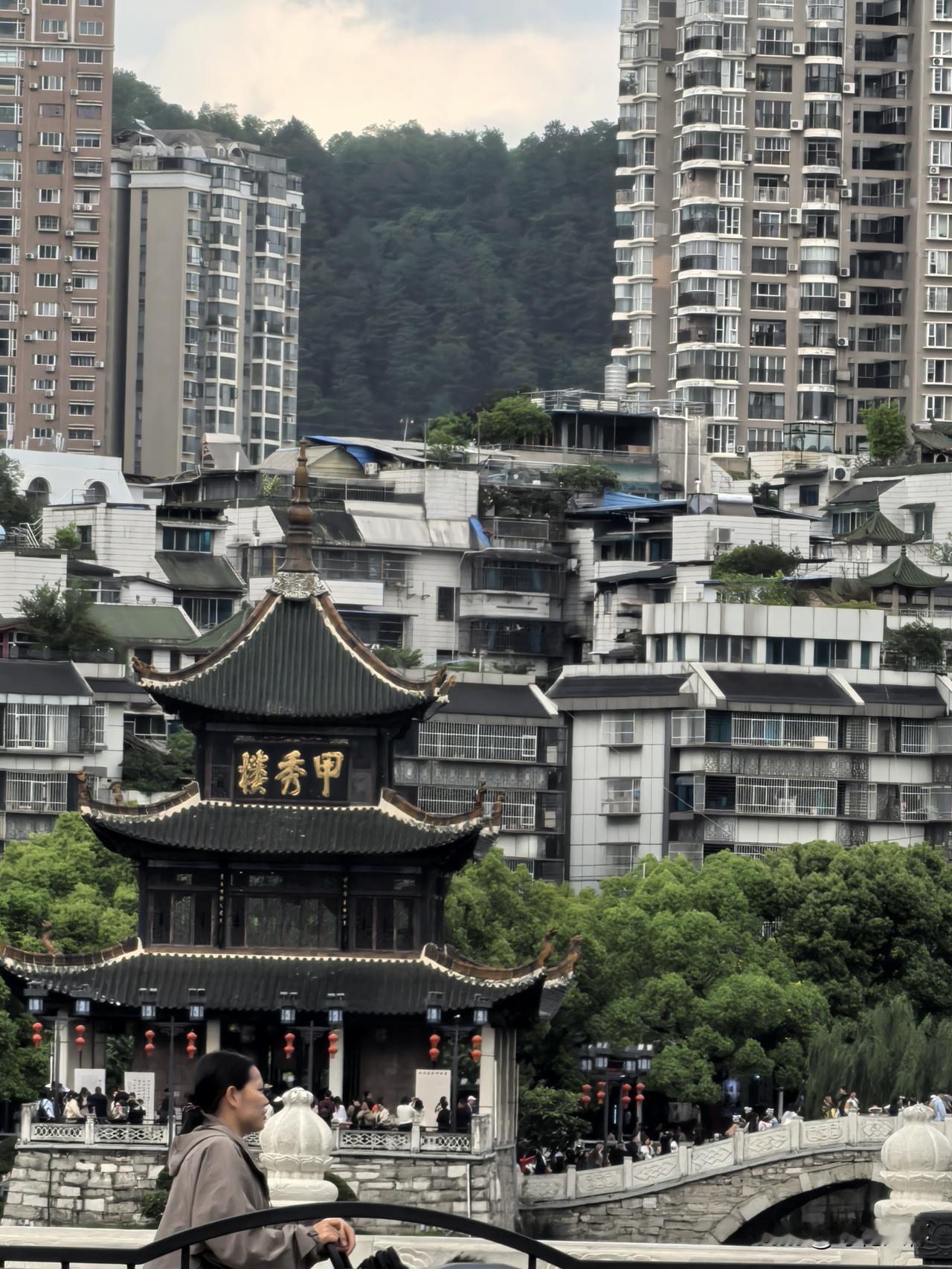 贵阳市区有很多可去的地方，除了吃之外，但最想去的始终只有两个，一个是甲秀楼，只可