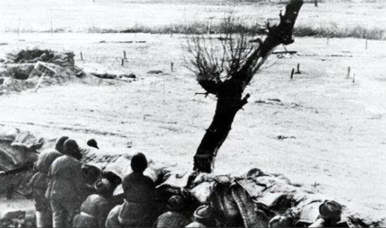 1950年的一天，5000土匪将解放军包围了起来，意外的是：匪首因听错哨兵一个字