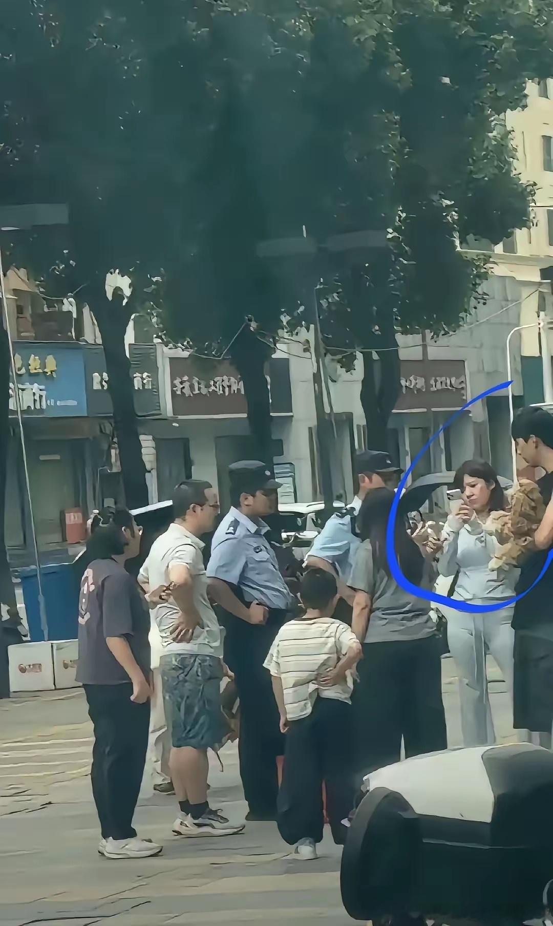 黄一鸣看到这张照片，恐怕比她封号都难受。 