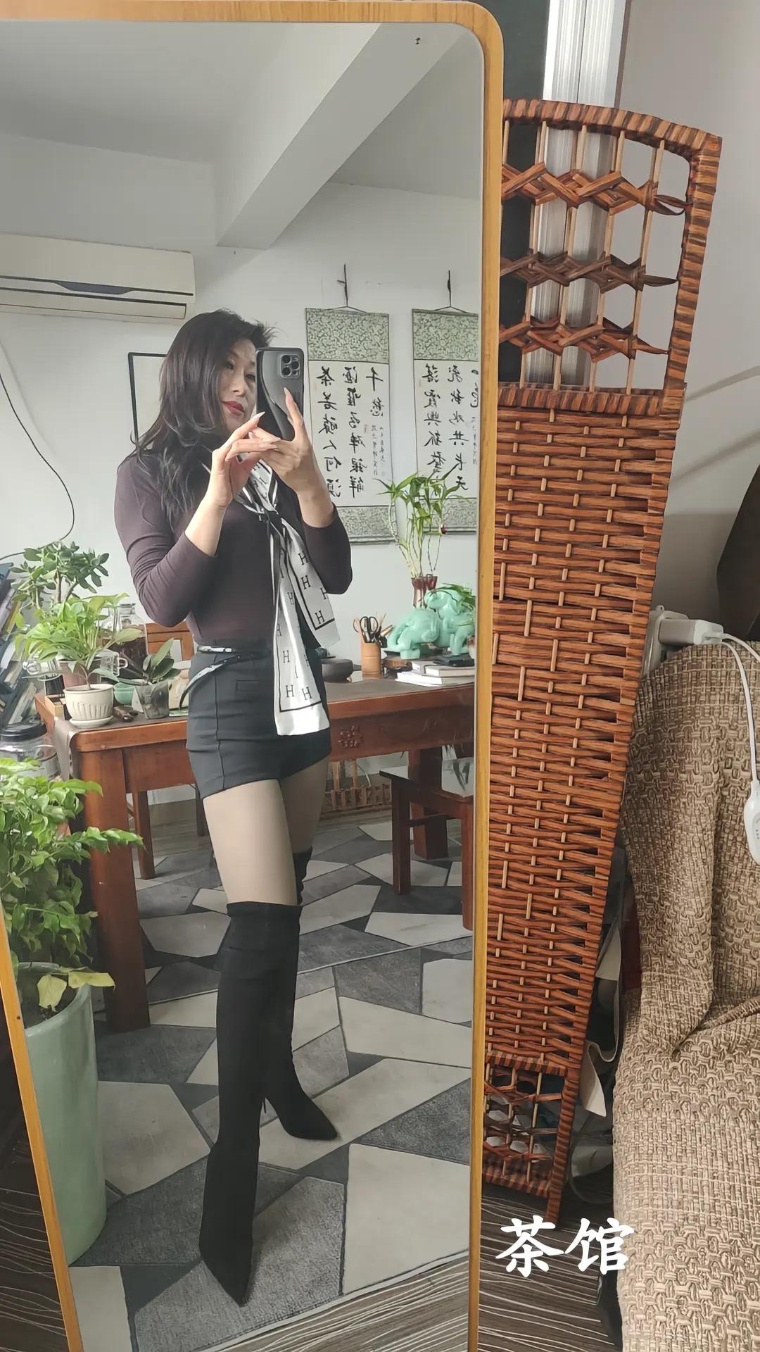 优雅气质，黑白配穿搭，自信微笑