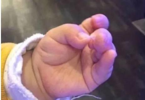 特朗普的和平方案明显倾向于俄罗斯,难道是特朗普有什么把柄在普京手里，外传普京手里