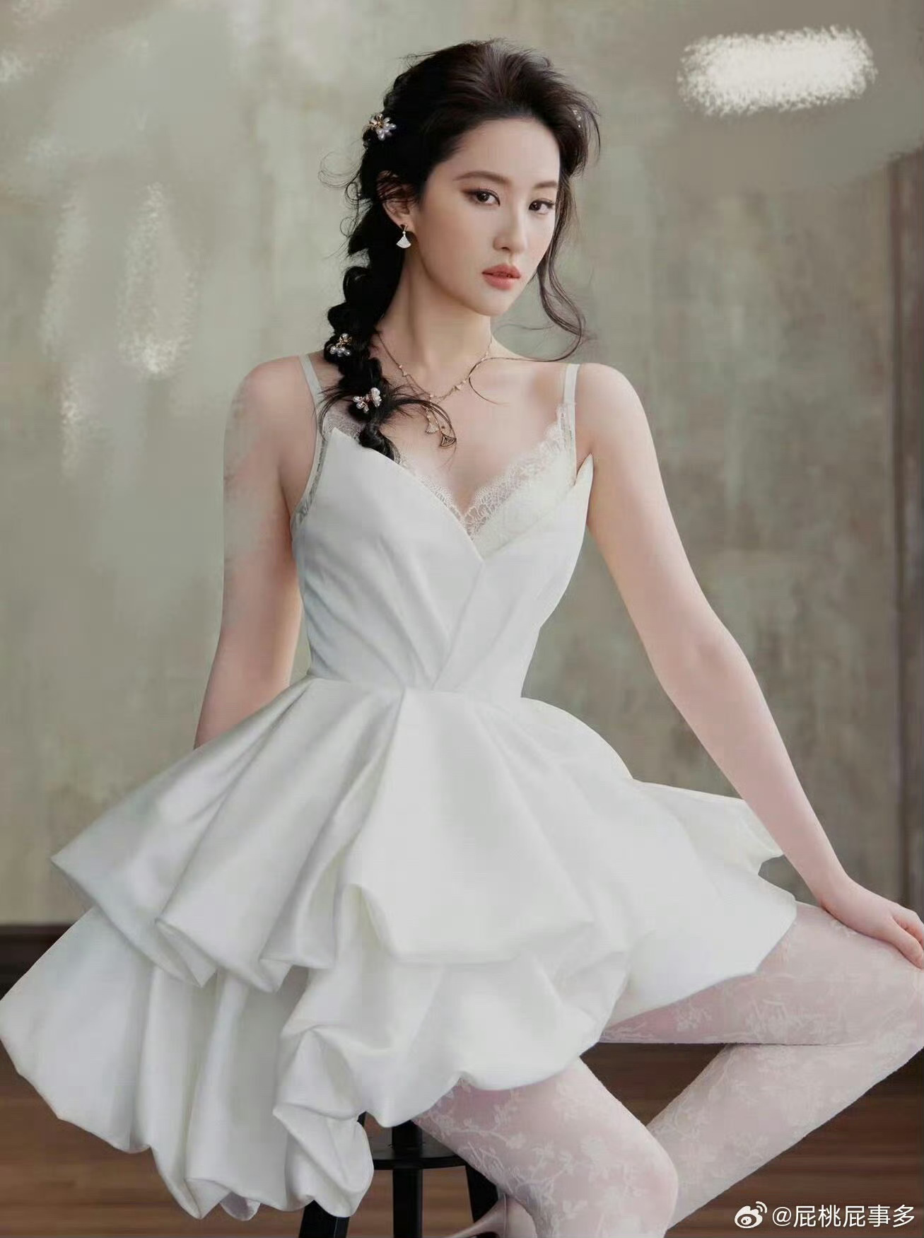 刘亦菲美神降临刘亦菲的含金量还在不断上升骨相自带打光板，无需过多修饰，站在那里就