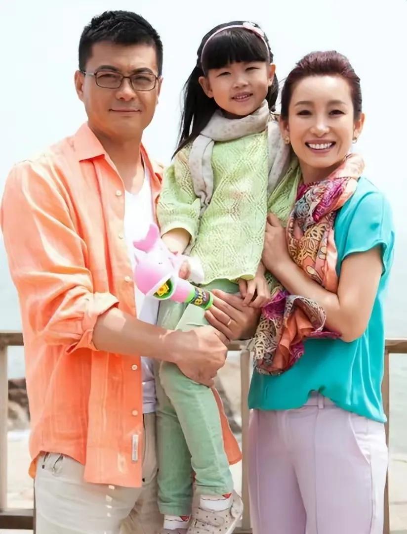 知名艺人的三口之家:
一家比一家低调
一家比一家和睦
一家比一家喜庆
一家比一家