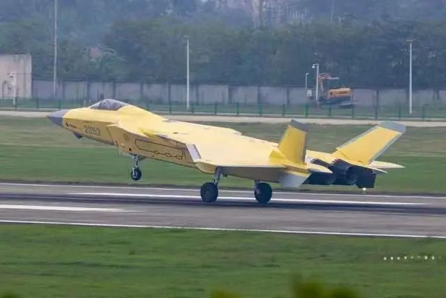 #中国空军新型战机即将露面#盲猜是换装国产涡扇15发动机的歼-20B、歼-20双