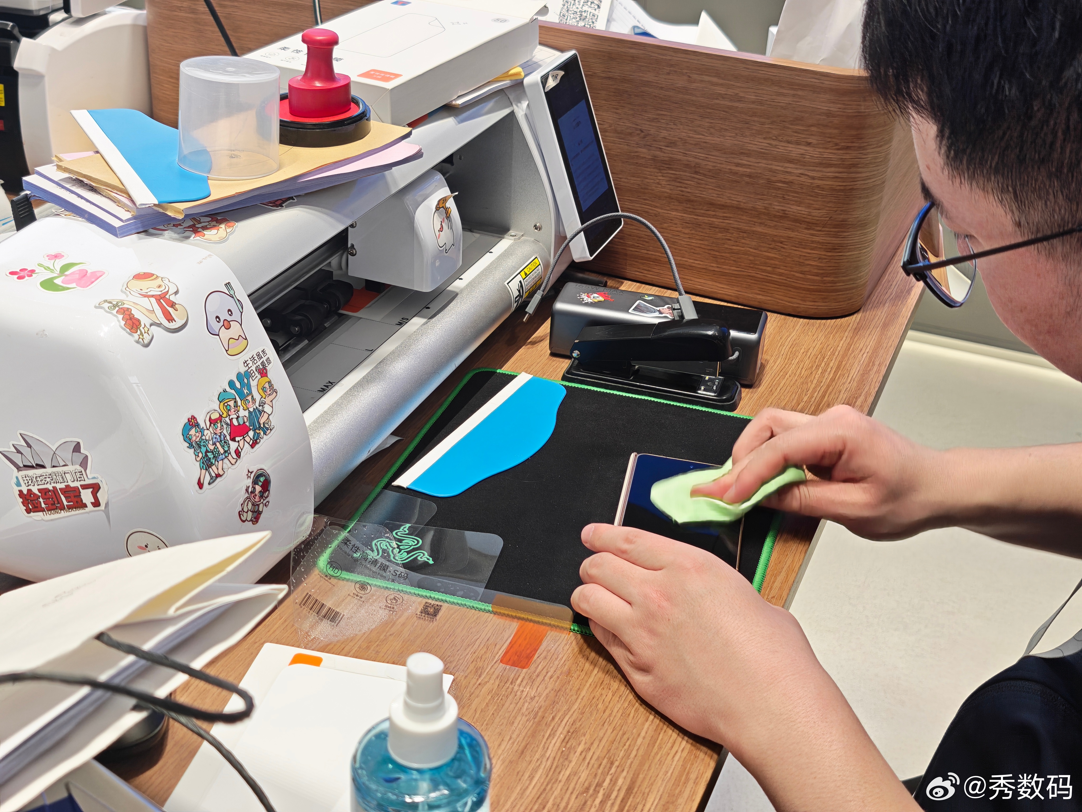 虽然荣耀Magic V6抗跌耐摔，但我还是给贴了个外屏膜，我知道贴膜是多此一举，