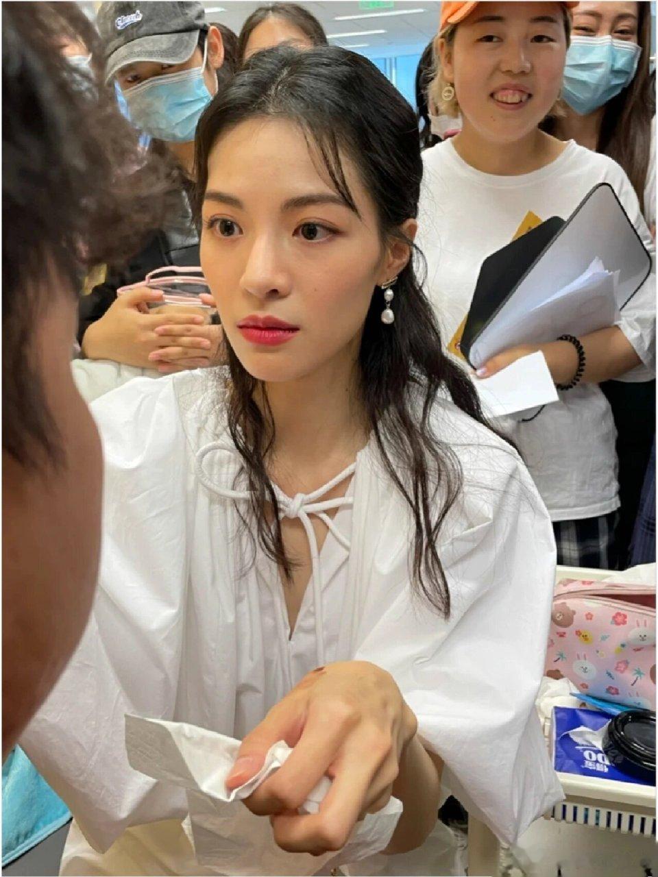 钟楚曦真的很像女版萧敬腾，都是长尖脸，神态也像。 ​​​