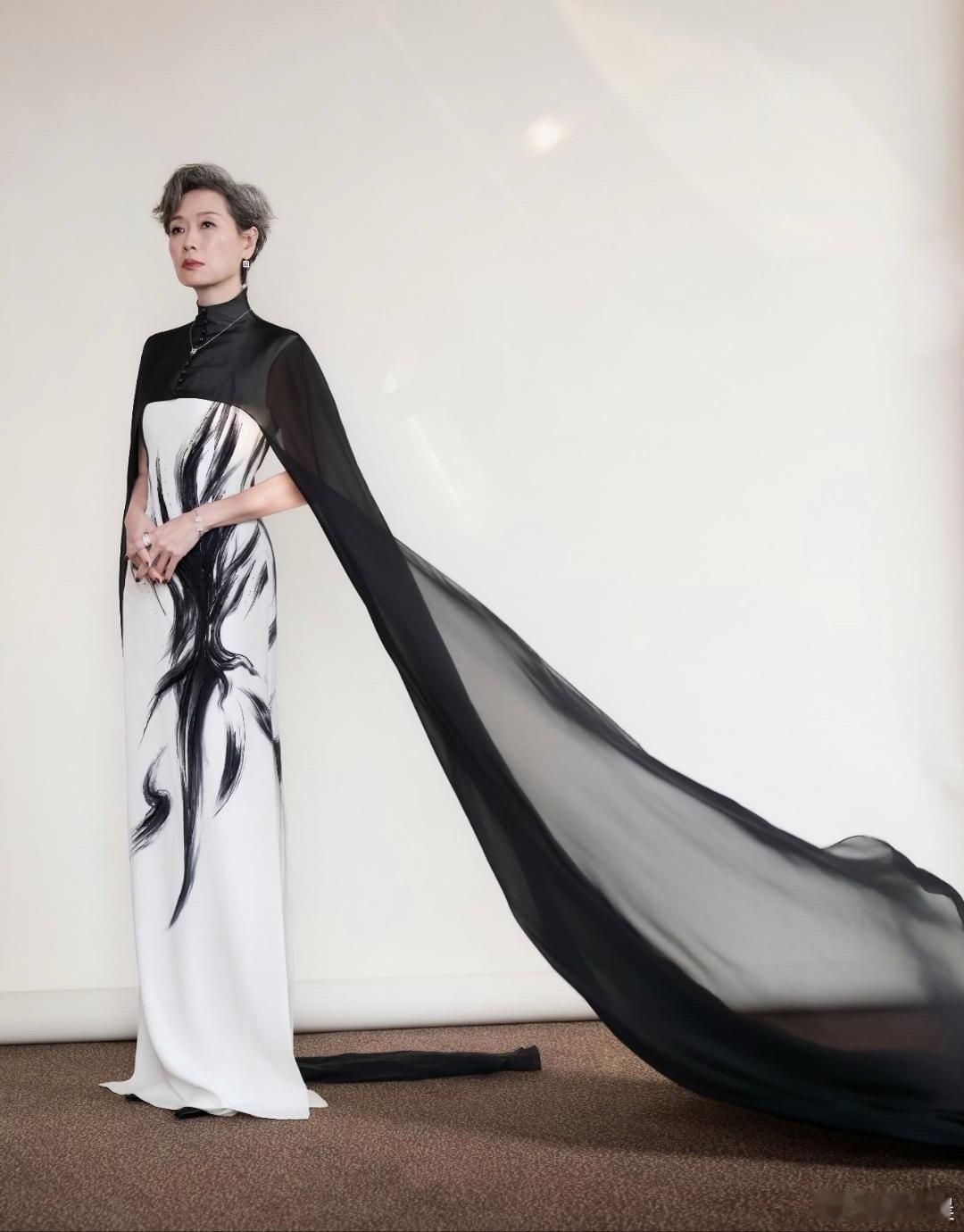 叶童全新造型惊艳亮相！无需多余修饰，一个“美”字足以概括，气场与颜值双双在线～ 