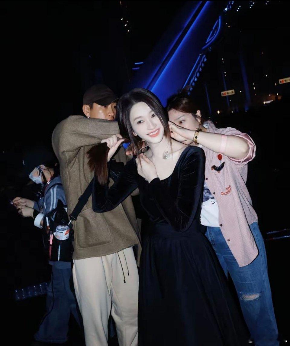 李小冉这也太白了，完全行走的反光板 