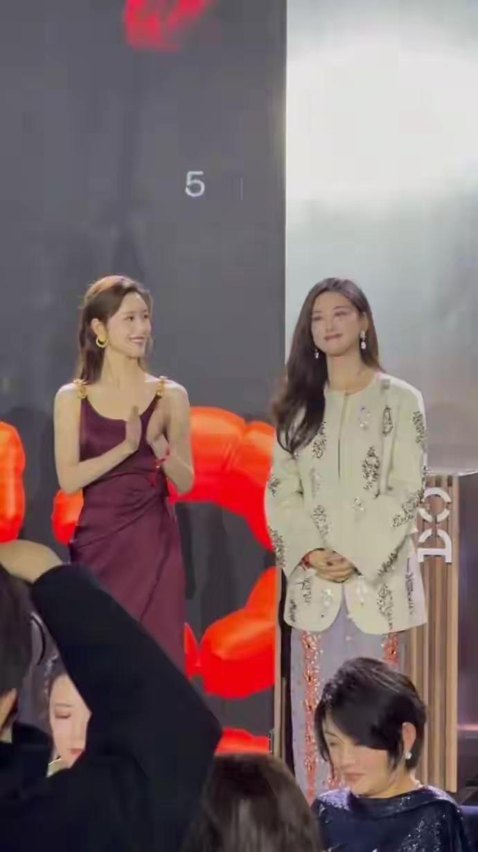 章泽天和朱珠同框同框互动好养眼！两位姐姐各有各的明媚，一个是从容的职场气场，一个