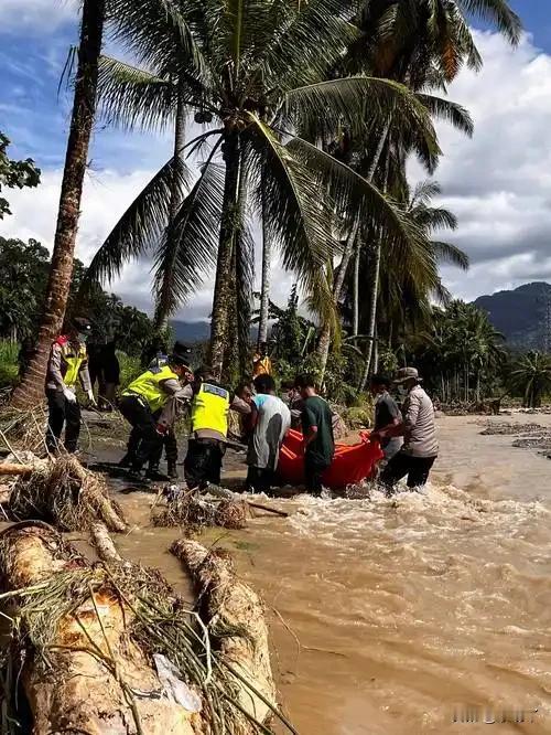 印尼苏门答腊岛洪灾山体滑坡，伤亡惨重，这场灾难该如何应对？
面对印尼苏门答腊岛的