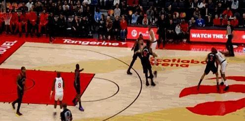 第一节莺哥先把哈登的三分扇飞，回头一条龙劈扣。这画面够爽，但爽点不在扣篮，在态度