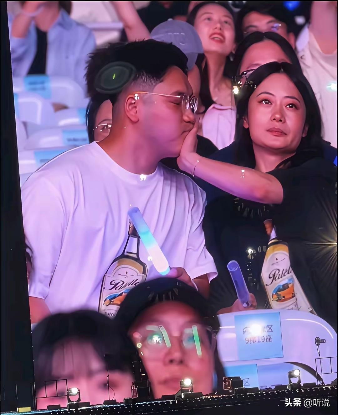 只是一起看演唱会的关系而已，女的拒绝的很明显