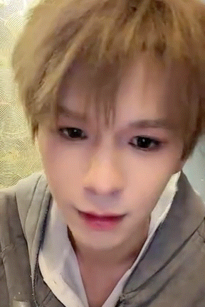 何浩楠跨国直播 直播里大方分享意大利美食，还翻出相机里拍的视频，异国氛围直接拉满