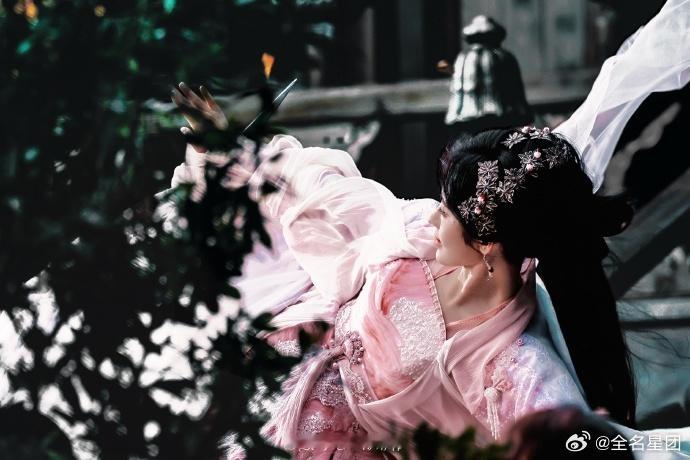 鞠婧祎粉衣威亚路透   鞠婧祎露芜衣芜皇 鞠婧祎这次《月鳞绮纪》粉衣威亚路透，简