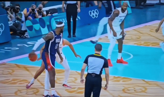 詹帝连线！老詹化身魔术师，一个击地背传恩比德太写意了，大帝篮下开启吃饼模式。

