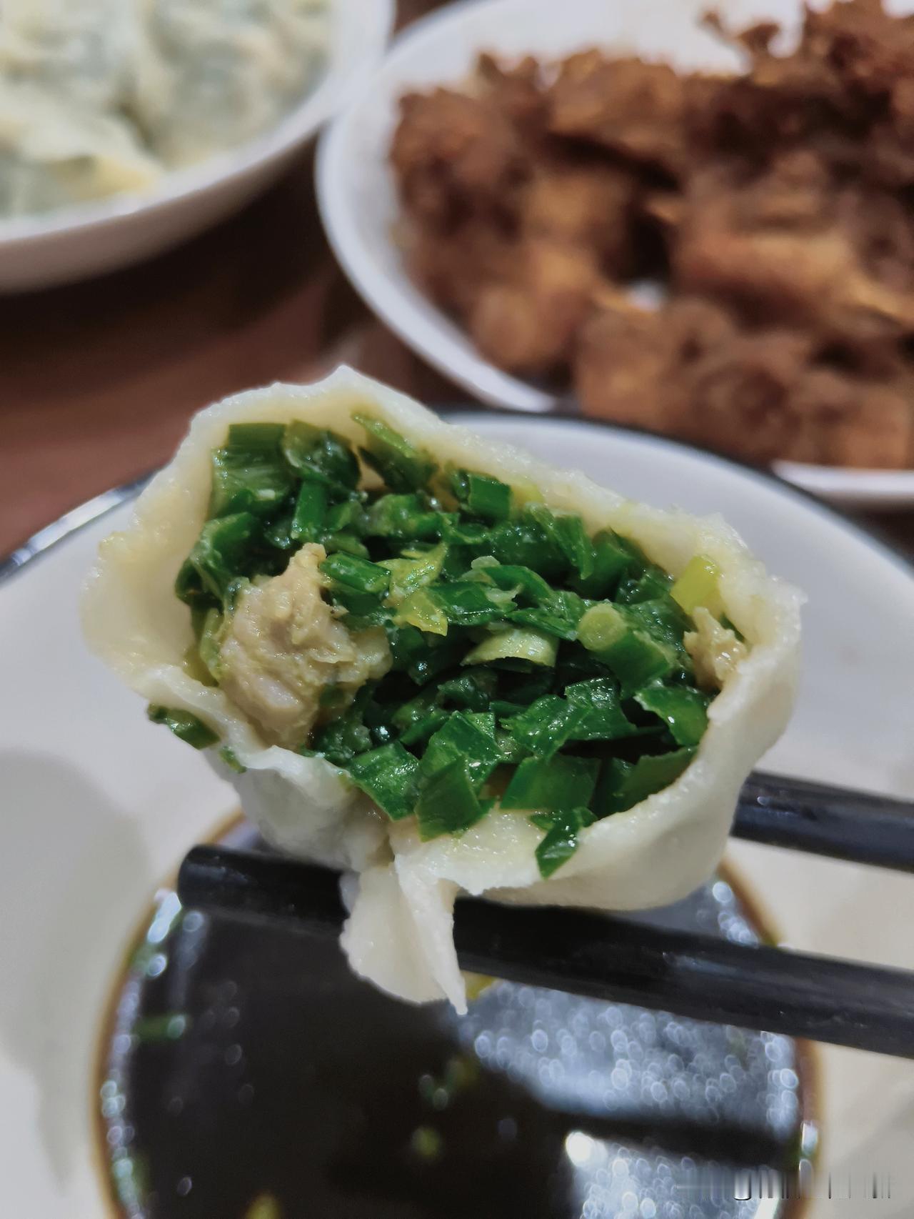 下班回家，同学两口子，快把饺子包完了。
前几天，二姐从地里割了一大袋子韭菜，她摘