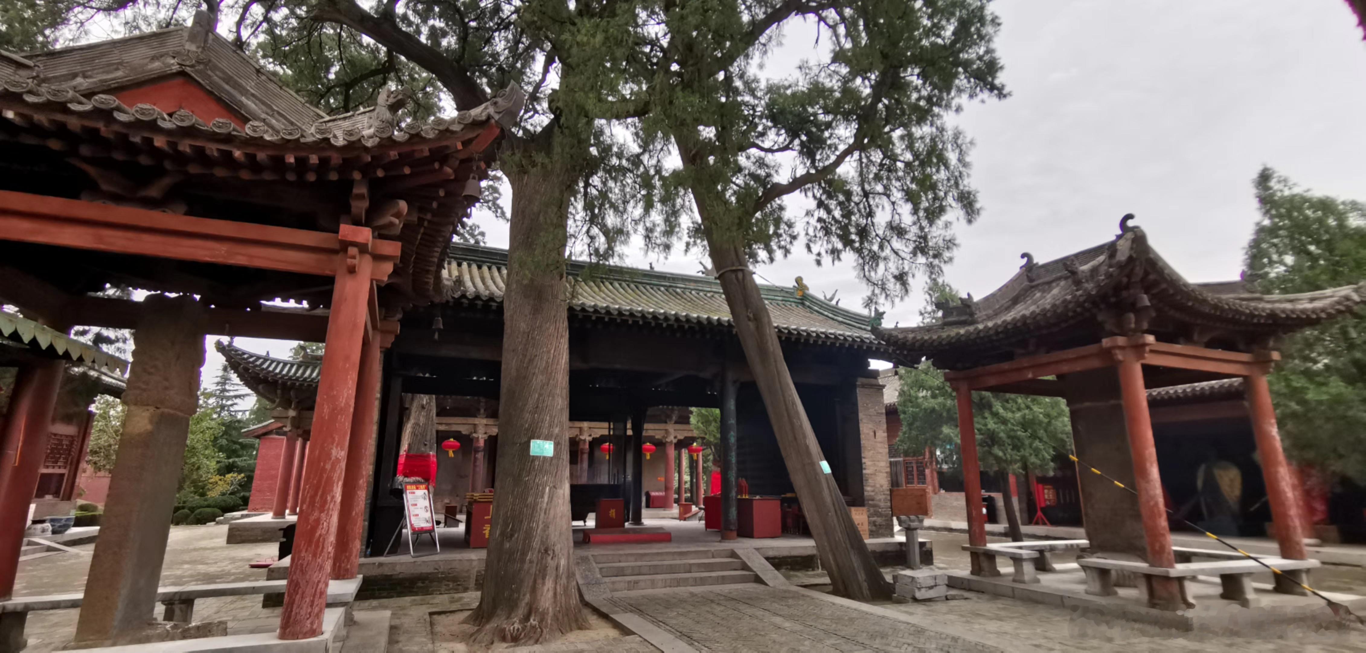不管全世界所有人怎么说，我都认为自己的感受才是正确的，无论别人怎么看，我绝不打乱