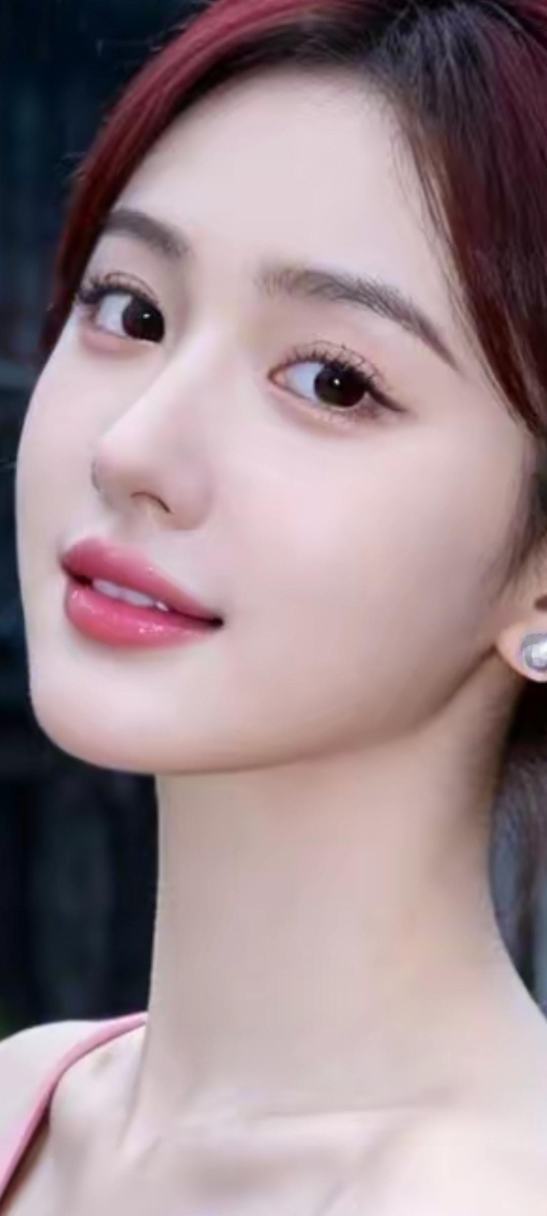 甜美红发少女，温柔微笑，闪闪发光的耳环，让人心动不已！💖✨