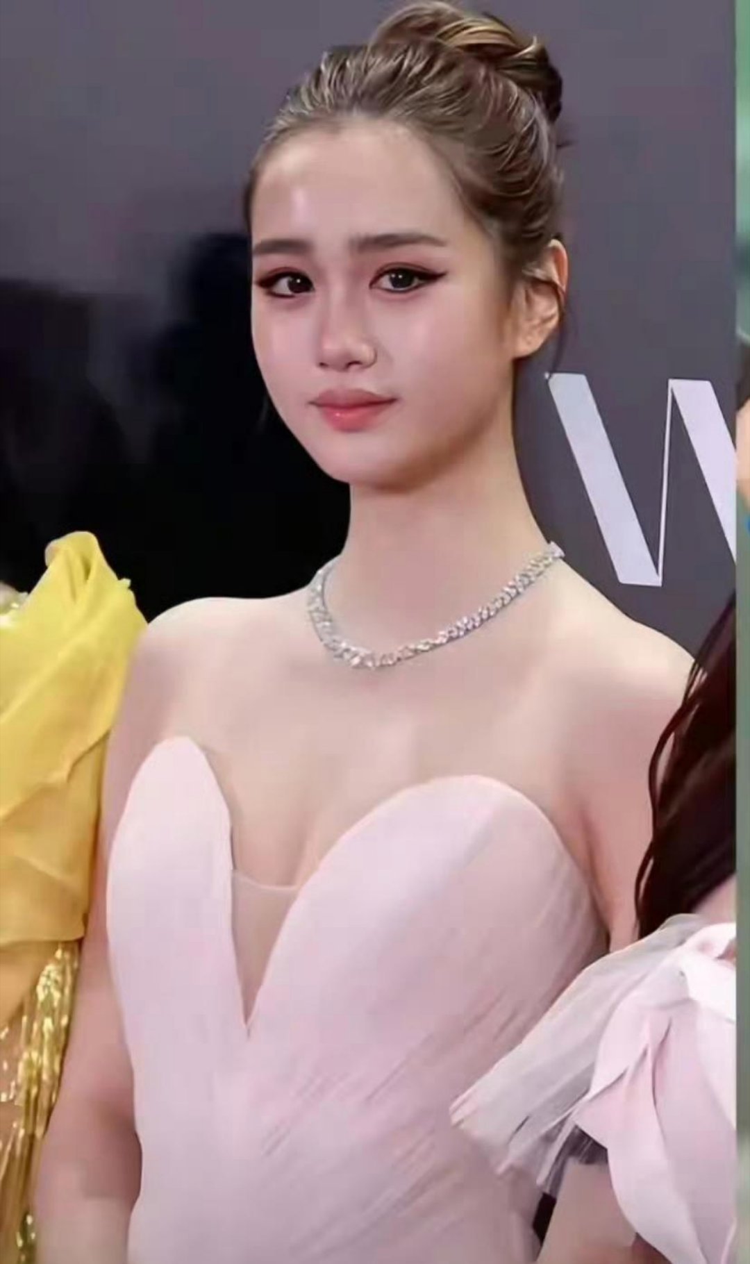 钟丽缇小女儿这是什么神仙颜值？既有混血的深邃立体，又有东方的柔美，辨识度拉满，美