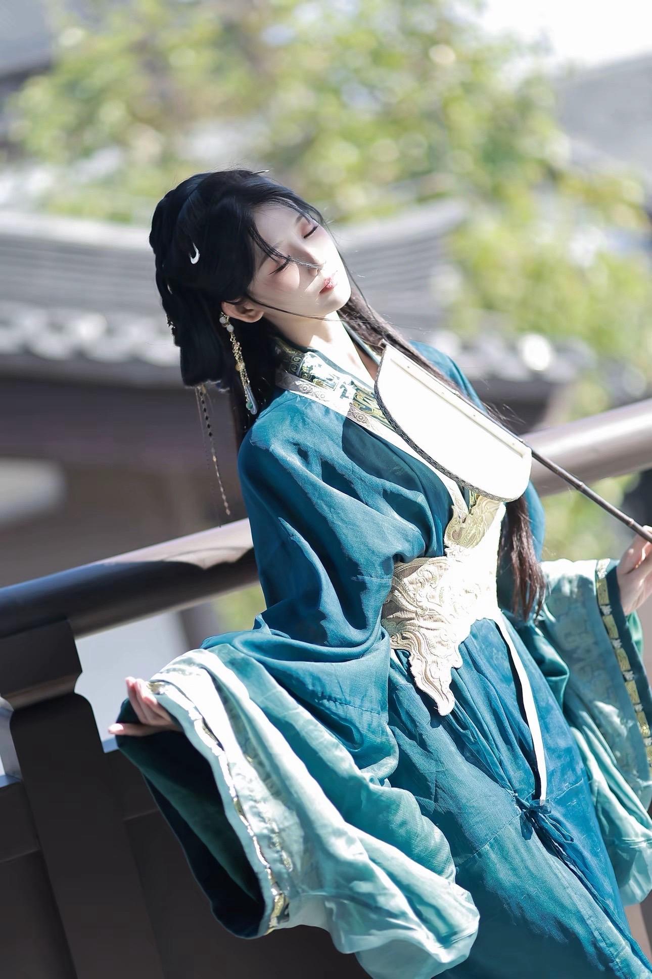 她从战国来。发发客片嘿嘿😈让我看看是哪个小朋友还没拍战国袍的