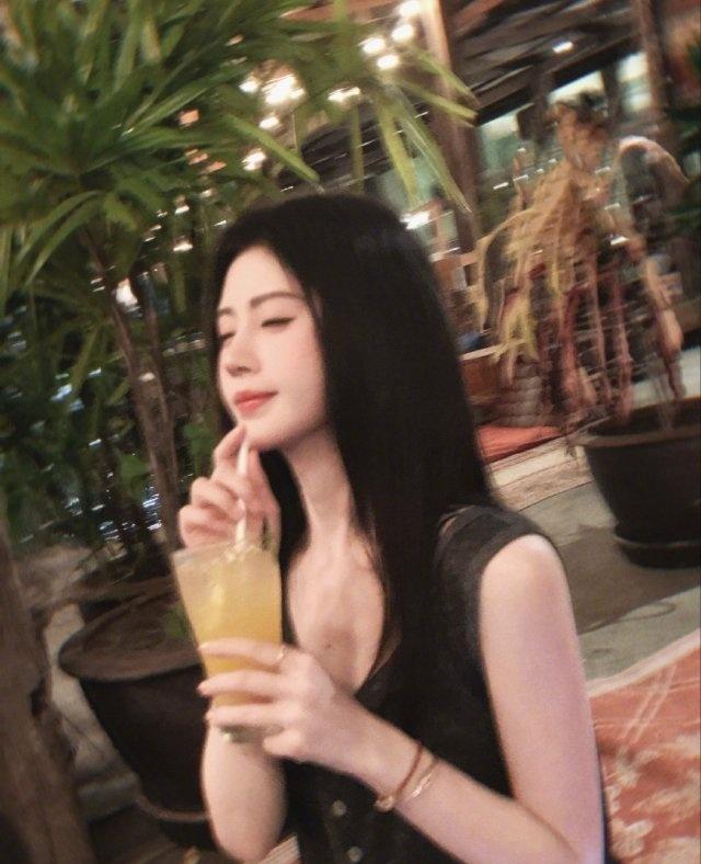 jjy鞠婧祎女总裁上班路透既视感 jjy鞠婧祎走路姿势跟着穿搭变

“怀着爱意 