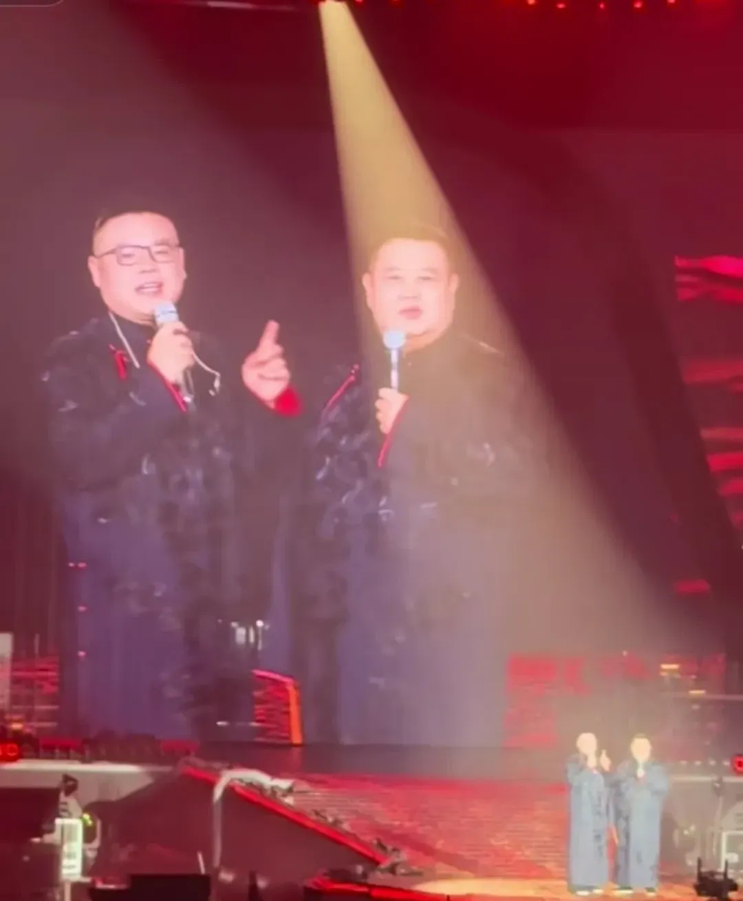 小沈阳与岳云鹏的演唱会待遇截然不同。岳云鹏有师兄弟助阵，师父郭德纲也现身支持；而