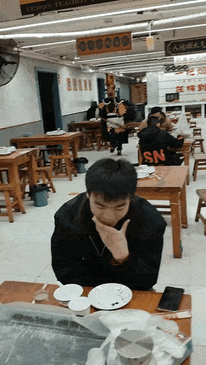 牛魔王铁锹上菜，饭菜份量真够大的，这是要从热吃到凉的节奏吧。