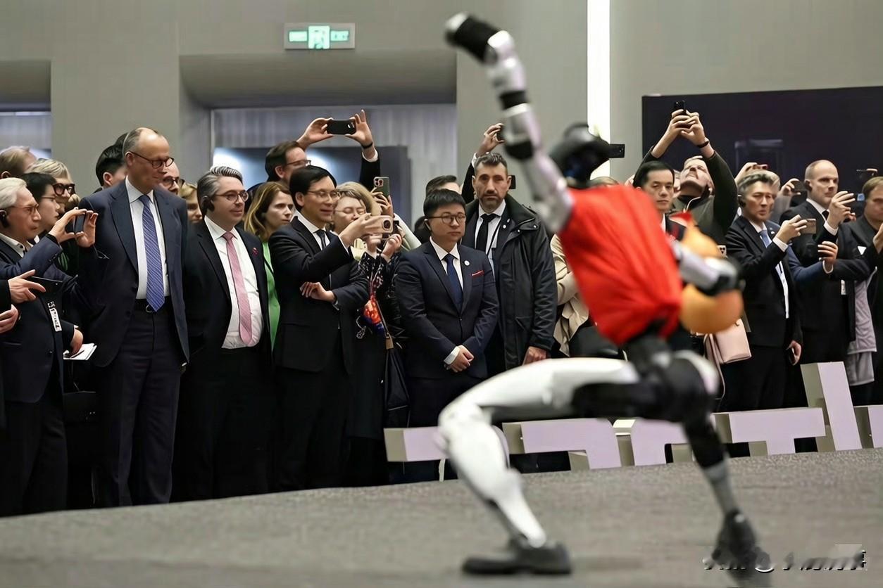 真别再拿分数衡量一个人了😤
这位90后老板高考英语才28分，
偏科到出不了国，