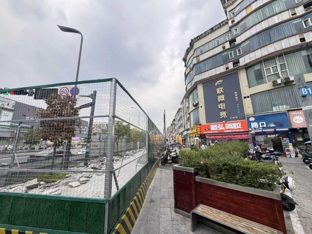 9月9日，《都市现场》报道，成都双流区西航港街道川大路三段，路边施工围挡竖立整整